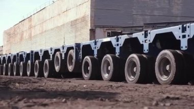 Büyük malların taşınması için bir sürü tekerleği olan bir araba trolü..