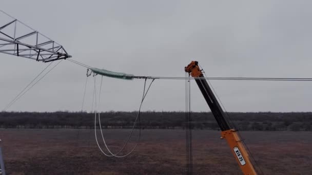 La construcción de una nueva línea de alta tensión . — Vídeos de Stock