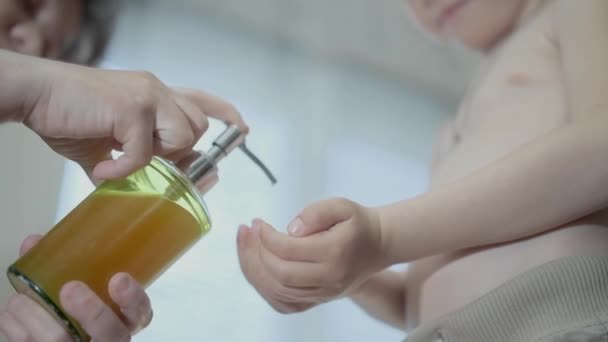 Hygien av rena händer hos barn. — Stockvideo