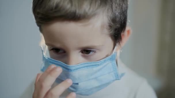 Gros plan sur le visage d'un enfant portant un masque médical — Video