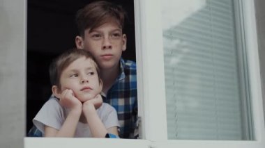 SOVID-19 salgınından dolayı karantinaya alınan çocuklar