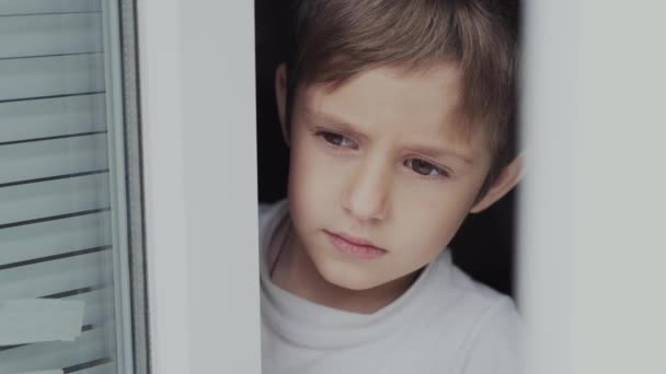 Niños en cuarentena debido a la pandemia de COVID-19 — Vídeos de Stock