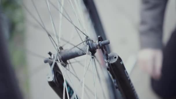 Reparación de ruedas de bicicleta . — Vídeo de stock
