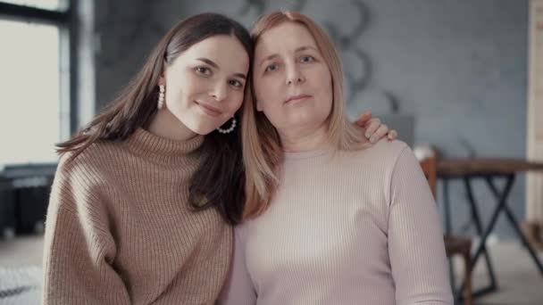 Hija estudiante posa para sesión de fotos con la madre rubia — Vídeos de Stock