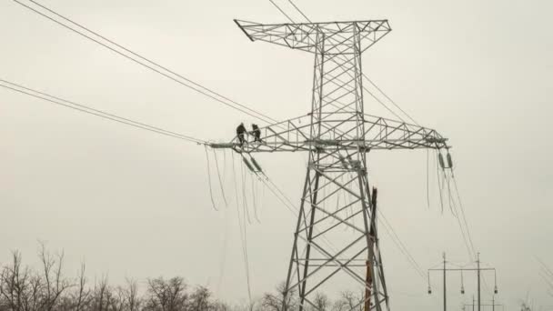 Instalação de fios de alta tensão em linhas elétricas — Vídeo de Stock