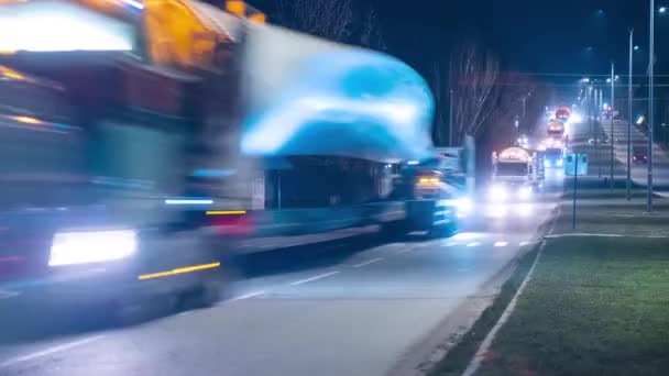 Перевозка крупногабаритных грузов ночью — стоковое видео