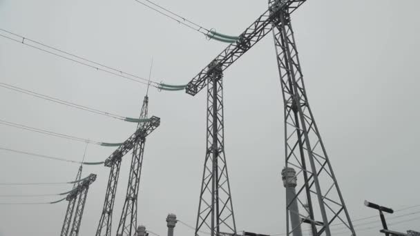 Metalen structuren en elektrische isolatoren op een hoogspanningsonderstation tegen de lucht — Stockvideo