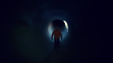 Koruyucu kimyasal giysili bir adam ve bir yeraltı sığınağında solunum cihazı.