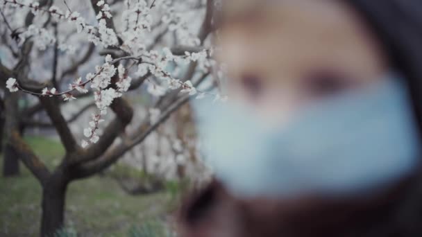 La cara de un niño de 5 años con una máscara médica. Seguridad sanitaria asociada a la pandemia del coronavirus — Vídeos de Stock