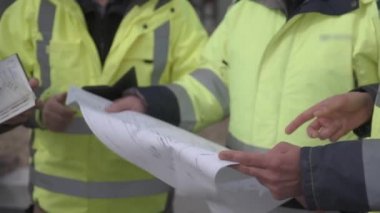 Mühendisler bina planını tartışıyor