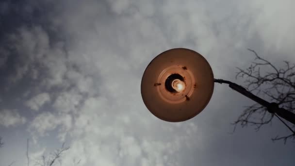 Vieja lámpara de calle balanceándose en el viento — Vídeos de Stock