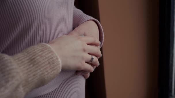 Взрослая дочь положила руку на руки матери — стоковое видео