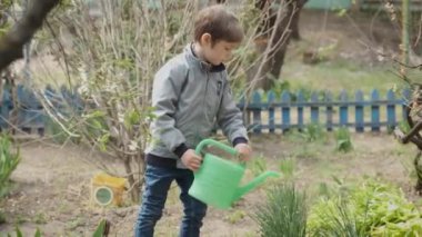 Çocuk ön bahçede çalışıyor.