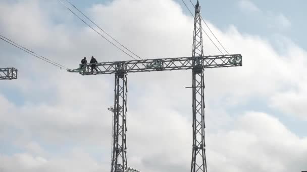 Electricistas realizan trabajos de instalación a alturas — Vídeos de Stock