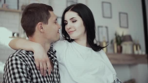 Man in checkered shirt hugs beautiful pregnant brunette — Stock Video