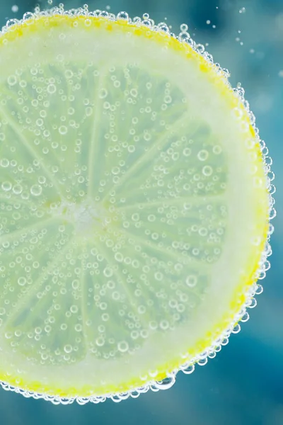 Lemon in carbonated water — Stock Photo, Image