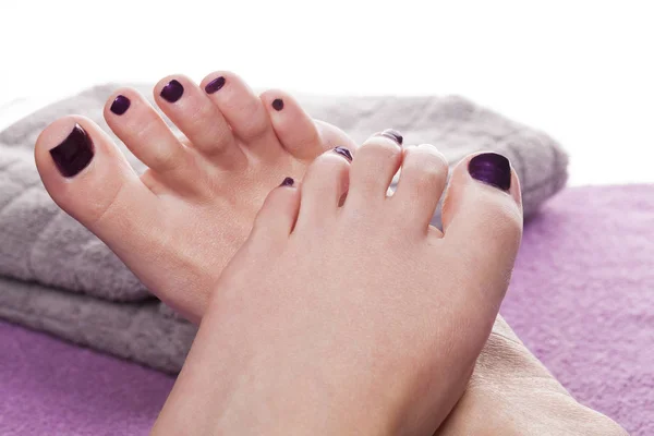 Blote voeten met pedicure gestut door handdoek — Stockfoto