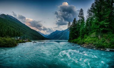 Güzel gün batımı Kucherla dağ gölü ile dağ yansımasıdır. Belukha Milli Parkı, Altay Cumhuriyeti, Sibirya, Rusya Federasyonu