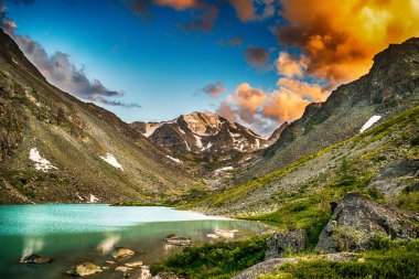 Dağ sırtı tarafından çevrili günbatımı, Belukha Milli Parkı, Altay Cumhuriyeti, Sibirya, Rusya sırasında dağ Gölü üzerinde görkemli görünümü