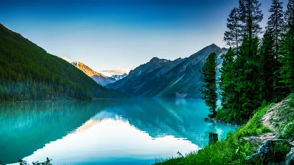 Hermosa Puesta Sol Lago Montaña Kucherla Con Reflejo Cordillera Parque — Foto de Stock