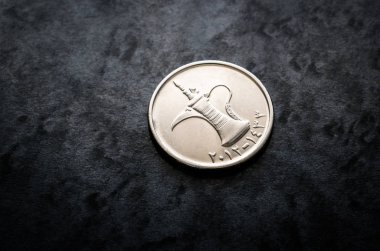 Birleşik Arap Emirlikleri para birimi, bir Dirhemi para ile Arap kahve İbriği koyu gri arka plan üzerinde geriye doğru yakın çekim