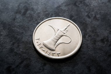 Birleşik Arap Emirlikleri para birimi, bir Dirhemi para ile Arap kahve İbriği koyu gri arka plan üzerinde geriye doğru yakın çekim