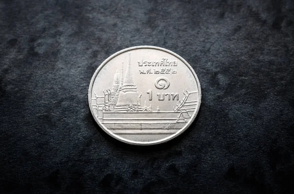 泰国货币 一泰铢硬币反向与老寺庙关闭黑色灰色背景 — 图库照片