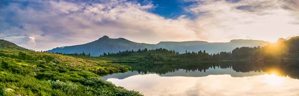 Panoramiczny Krajobraz Majestatyczny Widok Zachód Słońca Nad Jeziorem Blue Mountain — Zdjęcie stockowe