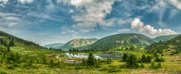 Paisagem Panorâmica Taiga Selvagem Pequeno Lago Vale Frente Cordilheira Coberta — Fotografia de Stock