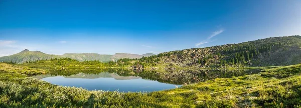 Majestuoso Paisaje Panorámico Lago Blue Montain Frente Cordillera Cubierta Pinares — Foto de Stock