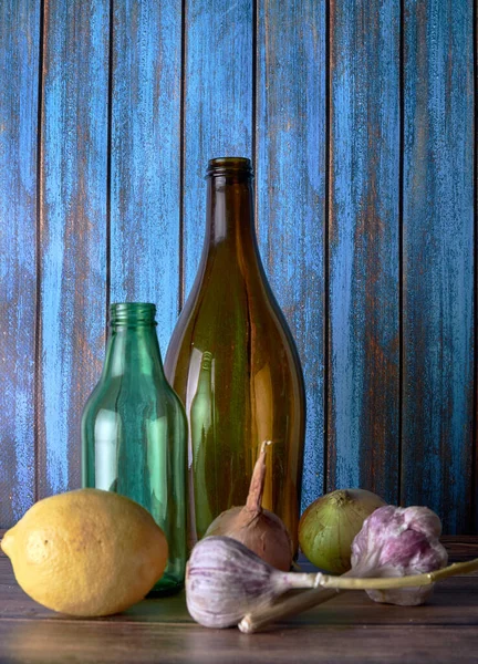 Πράσινο Και Καφέ Μπουκάλια Λεμόνι Κρεμμύδι Και Σκόρδο Ένα Τραπέζι — Φωτογραφία Αρχείου
