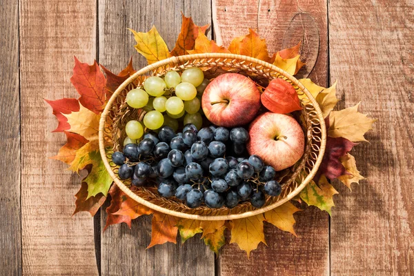 Fondo autunnale con frutta — Foto Stock