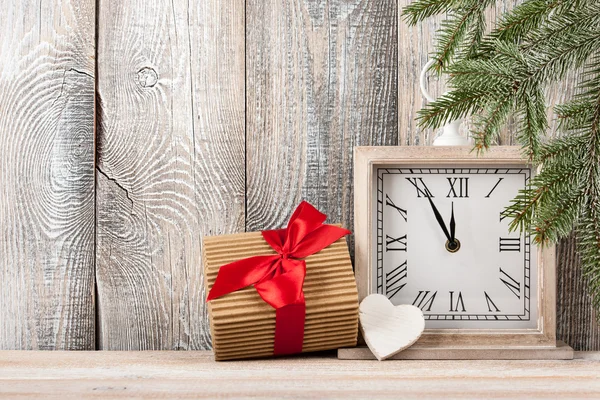 Рождество и Новый год фон с подарочной коробкой и часами — стоковое фото