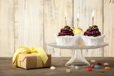Ev yapımı doğum günü kek ve hediye kutusu