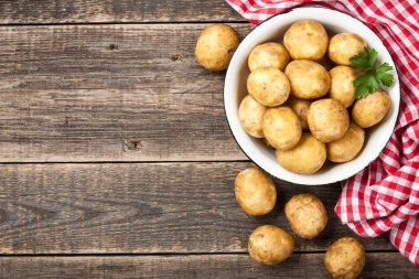 Ahşap masa üzerinde ham patates