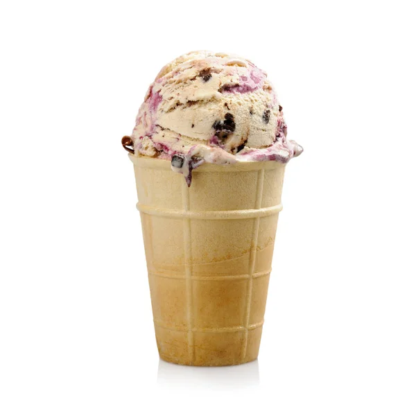 Fagylalt, a fekete áfonya és a csokoládé ostya Cup-fehér háttér — Stock Fotó