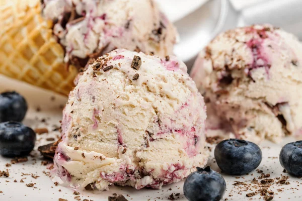 A fekete áfonya és a csokoládé fagylalt — Stock Fotó