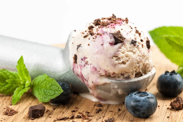 Gelato con mirtilli e cioccolato — Foto Stock