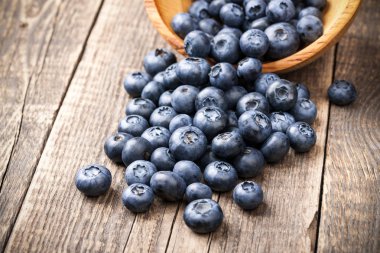 ahşap tahta üzerinde taze yaban mersini