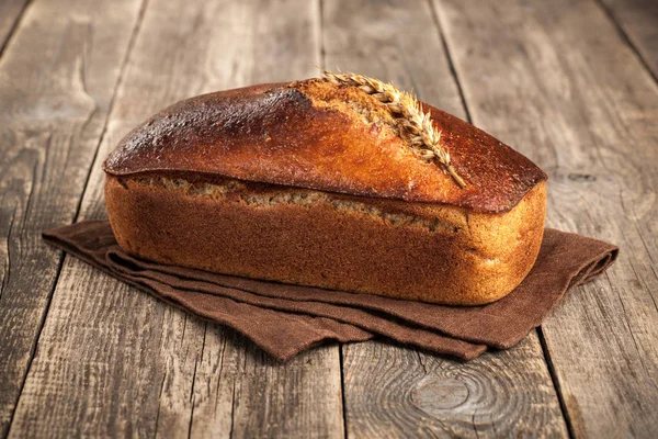 Pan de centeno casero sobre mesa de madera —  Fotos de Stock
