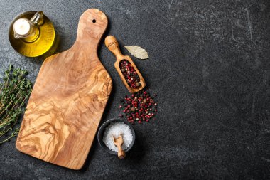 Arka plan kesme tahtası, aletleri ve malzemeler ile pişirme