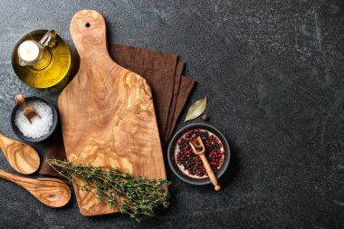 Arka plan kesme tahtası, aletleri ve malzemeler ile pişirme