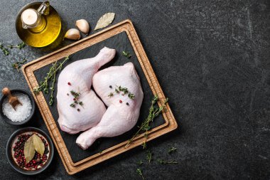 kesme tahtası üzerinde çiğ tavuk budu