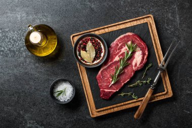 Ham sığır eti biftek, baharat ve çatal