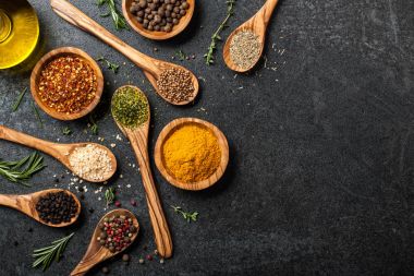 Tablo baharat ve otlar ile pişirme