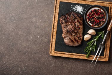 B hizmet üzerinde ızgara biftek biftek, baharat ve vintage et çatalı