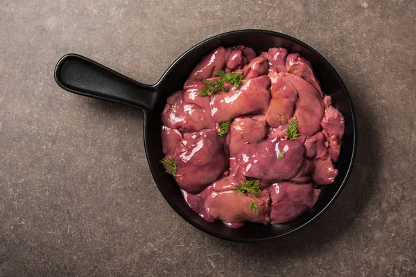 Fígado cru de frango na frigideira — Fotografia de Stock