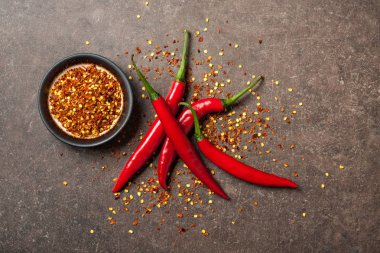 Taş zemin üzerine kırmızı biber biber