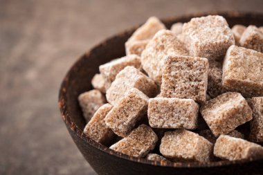 kahverengi şeker kabın içinde