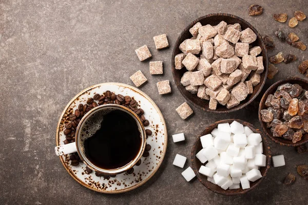 Verschiedene Zucker in Schüsseln und Kaffeetassen — Stockfoto